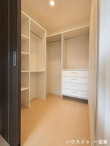 ※居住中につき室内を CG にて物消しをしたものです。
【8帖洋室】衣類やスーツケース、衣装ケースなどしっかり収納できます。