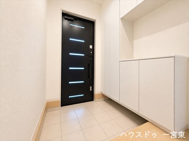 ※居住中につき室内を CG にて物消しをしたものです。
大型の玄関収納には小物を飾るスペースがあります。季節ごとに小物を変えたりとアレンジ次第でさらにお洒落な玄関になります。