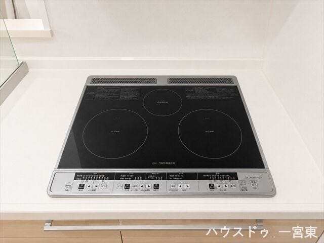 ※居住中につき室内を CG にて物消しをしたものです。
【IHクッキングヒーター】火を使わない安心設計のIHクッキングヒーター。お手入れもラクラクで、毎日の家事負担を軽減します。