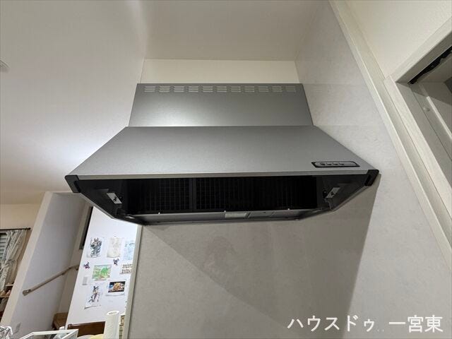 【換気扇】スタイリッシュなレンジフードを採用。お料理中の煙やニオイをしっかり排出します。