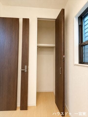 ※居住中につき室内を CG にて物消しをしたものです。
【玄関】コートクロークとしてお使いいただいても◎