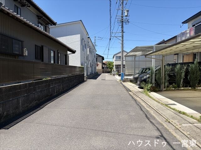 ≪南側西向き 幅約4.0m≫
普通車が1台通れる幅となります。大型車の通行が少ないので、振動や騒音が抑えられます。