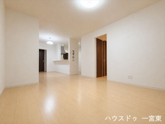 ※居住中につき室内を CG にて家具消しをしたものです。
家族でくつろぐスペースは気持ちの良い空間で過ごしたいですよね。南向きの窓から陽射しが入り、採光・通風共に良好です。