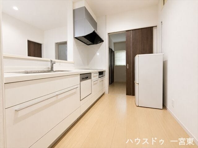 ※居住中につき室内を CG にて物消しをしたものです。
機能的なワークスペースを実現した対面式キッチン。家族の団らんの中でお料理が楽しめます。