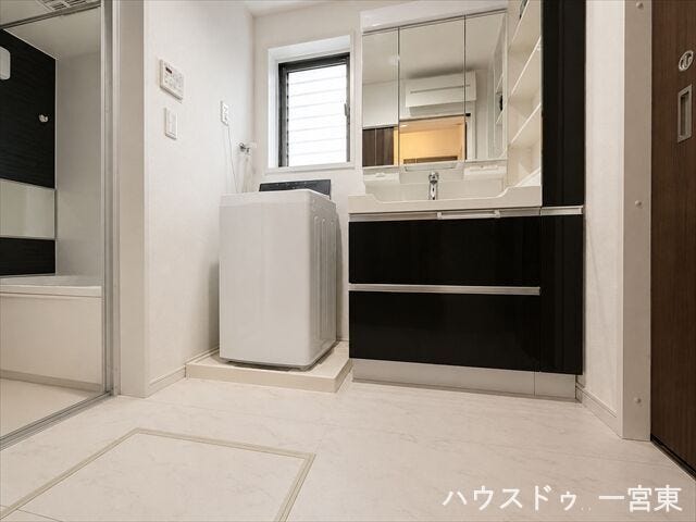 ※居住中につき室内を CG にて物消しをしたものです。
洗面台には収納もしっかりついていますので、洗剤やシャンプーなどのストックもできます。大きな鏡で朝の身支度も楽々♪
