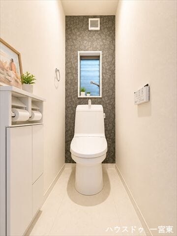※居住中につき室内を CG にて物消しをしたものです。
収納棚付きのトイレです。トイレットペーパーのストックも置いておけますね。