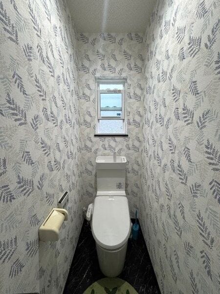 AI技術により家電・荷物等を加工しております。2階のトイレです!トイレは1階と2階にそれぞれあり、便利です。