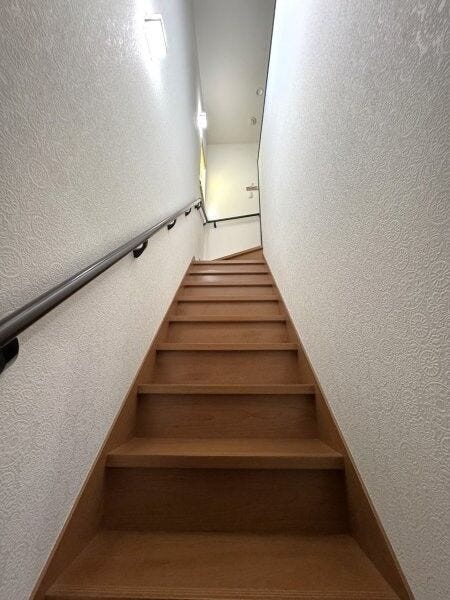 毎日の昇り降りをサポートする手すり付き階段。