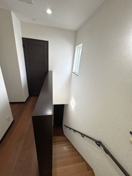 2階の踊り場、小窓からの日差しが入ります!