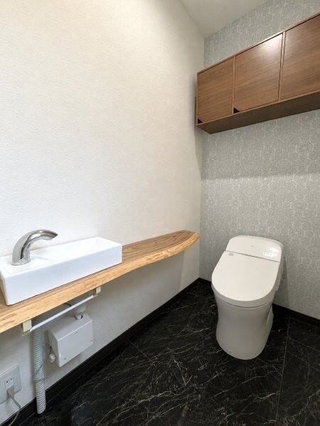 AI技術により家電・荷物等を加工しております。1階のトイレです!手洗器付きのトイレです!収納スペースあり!