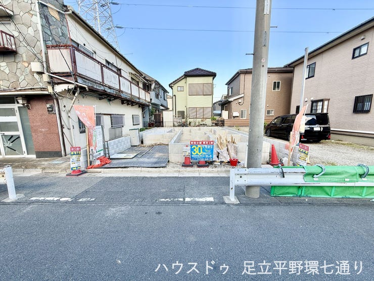 【外観】
建築中の現地は陽当たりや周辺環境を確認しやすく、完成後の暮らしを想像できます。