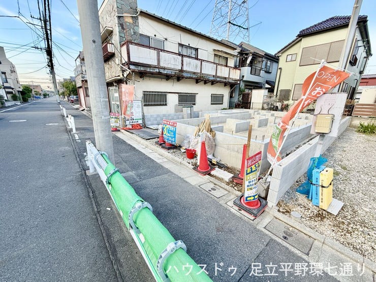 前面道路は見通しがよく、車の出入りもしやすい印象。落ち着いた住宅街に位置しています。