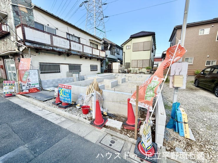 基礎工事が進む現地写真。建物完成前でも敷地の広さや配置をイメージしやすい状況です。
