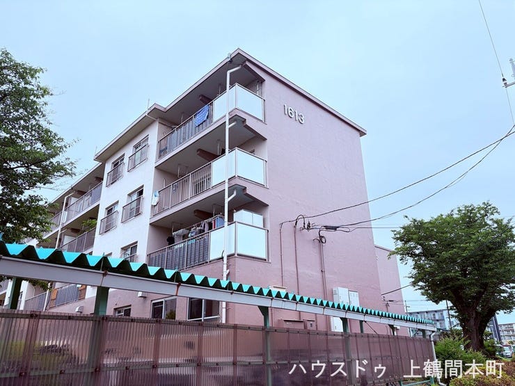 閑静な相武台団地に佇む、南東向き角部屋の明るい外観。緑豊かな住環境に映える清潔感ある2面の外壁が、毎朝の陽光を受けて温かく輝く。帰るたびにほっとする我が家。
