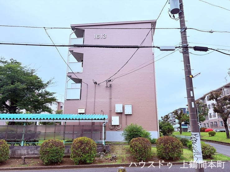 角部屋だから実現する、光あふれる開放的な外観。南東の2面が朝日を受け止め、いつも明るく清々しい表情を見せる。静かな団地の街並みに溶け込む、心地よい住まいの顔。