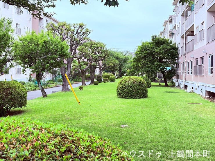 緑豊かな団地の共有庭が、日常に彩りを添える。南東の陽光が降り注ぐ開放的な緑地で、子どもたちの笑い声が響き、住民同士の温かいつながりが生まれる閑静な憩いの場。