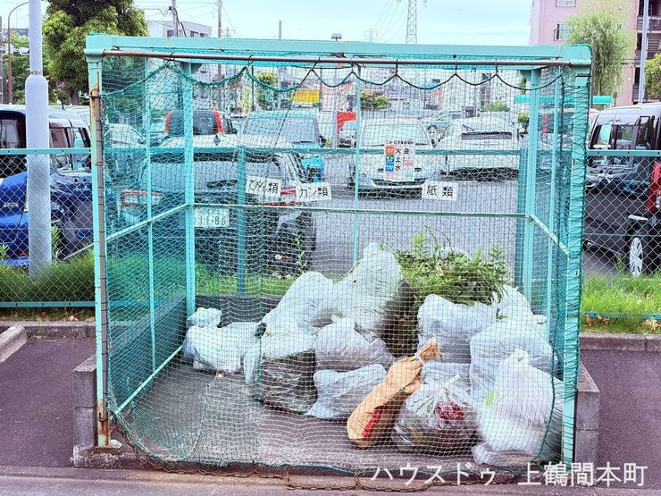分別ルールが徹底された清潔な共有ゴミ捨て場。住民同士のマナーが行き届き、いつも整った状態を維持。安心して暮らせる閑静な相武台団地の住環境を支える大切な設備。