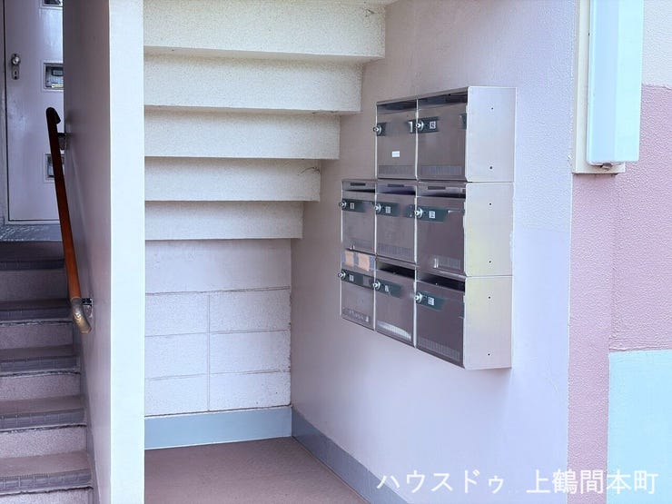 1階角部屋からすぐそばに位置する郵便受け。毎日の郵便物・宅配便の受け取りがスムーズで、暮らしの小さなストレスをしっかり解消。日常の快適さを支える嬉しい設備。