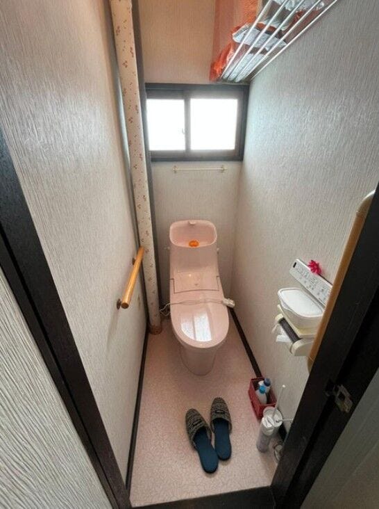 《1階・トイレ》
ウォシュレット付きトイレです。
凹凸が少なくお掃除しやすいデザインです。