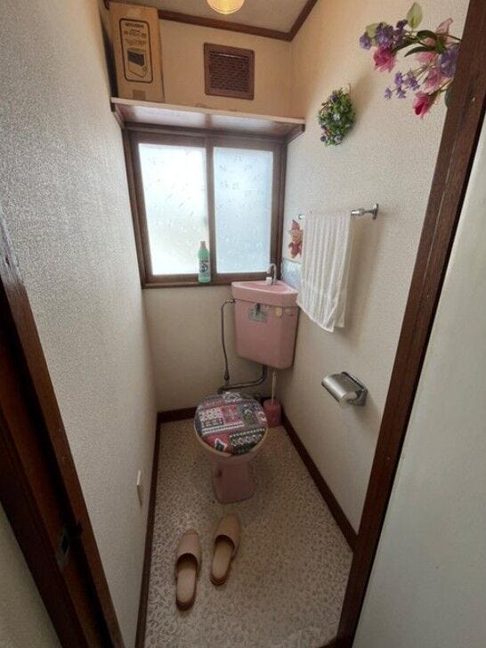 《2階・トイレ》
1・2階のどちらにもトイレが設置してあり、世帯ごとに利用可能!