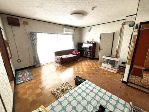 《1階・リビング》
南西向きの足元からの窓が光を取り込み日当たり良好♪明るいお部屋です。