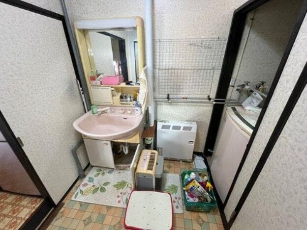 《1階・洗面室》
洗濯機を設置してもゆとりある広さの洗面室。
キッチンからの動線もスムーズです。
