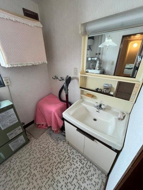 《2階・洗面室》
シンプルで使いやすい洗面化粧台。
下の扉を開けるとストック品等を収納可能です。