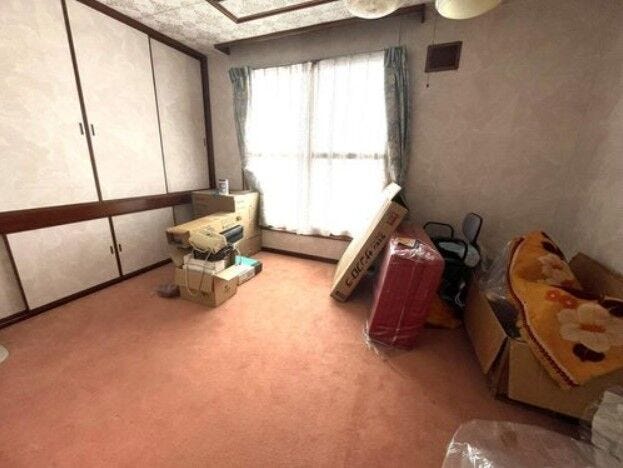 《2階・洋室》
バルコニーに面した窓があり日当たり良好!収納も確保しています。