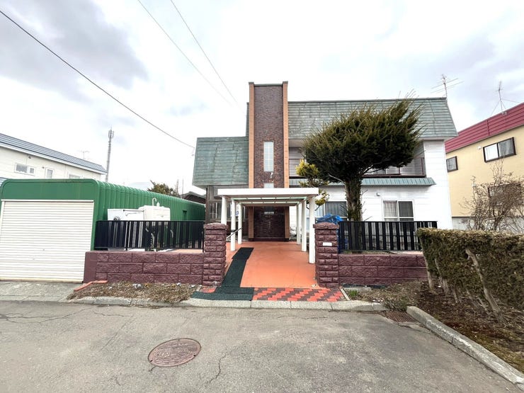 【外観】
《外観写真》
南西向きで陽当たり良好。敷地面積は広々385.00㎡(116.46坪)