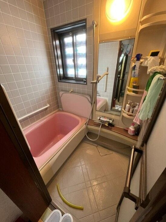 《1階・浴室》
窓付きで明るいバスルーム。手すり付き