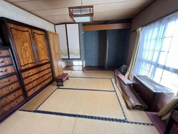 《1階・和室1》
リビング横のお部屋。リビングの延長、お子様のお昼寝や遊び部屋等使い方は様々♪
