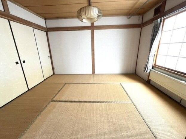 《2階・和室》
リビングの延長、客間等使い方は様々です。南東向きの窓があり日当たり良好♪