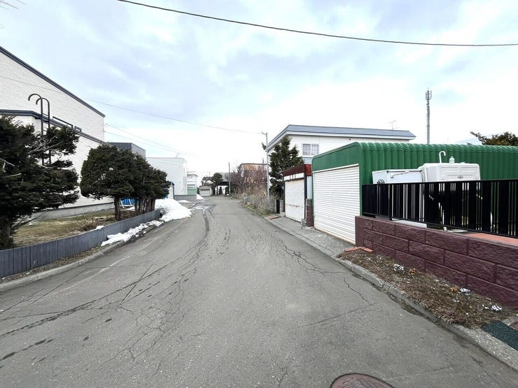 《外観写真》
南東側から見た前面道路の様子です。