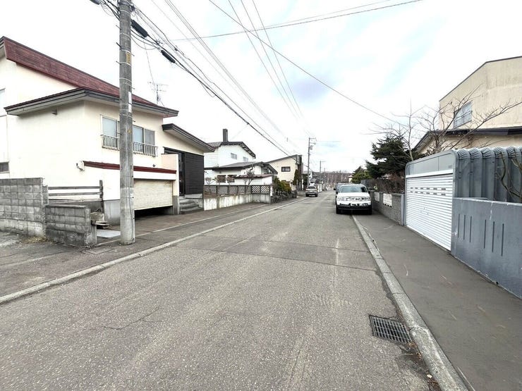 《外観写真》
北東側から見た前面道路の様子です。
