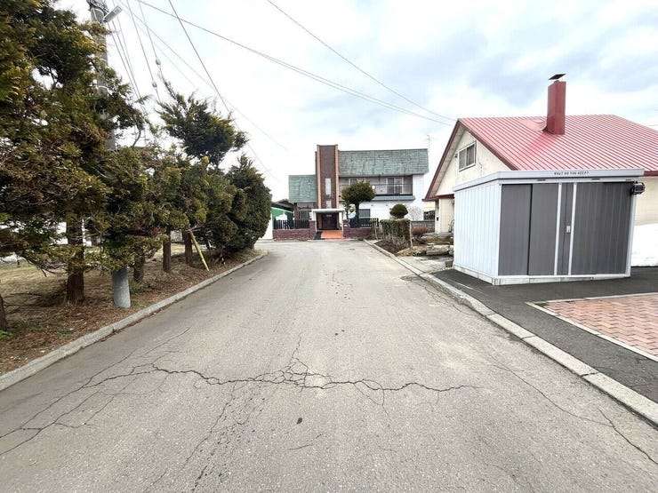 《外観写真》
南西側から見た前面道路の様子です。