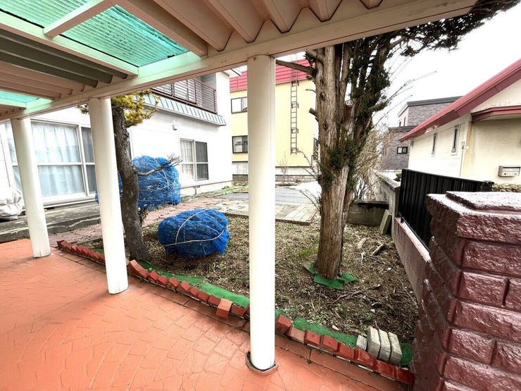 《庭》
現況のお庭部分です。広々した土地のため、お庭のスペースを取ることができます。