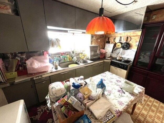 《1階・キッチン》
お料理に集中できる独立キッチン!L字型のため、作業動線が短く効率UP♪