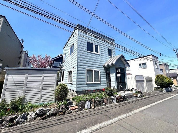 【外観】
家庭菜園も叶う広い敷地。収納充実の4LDKで、家族みんなが快適に暮らせます!