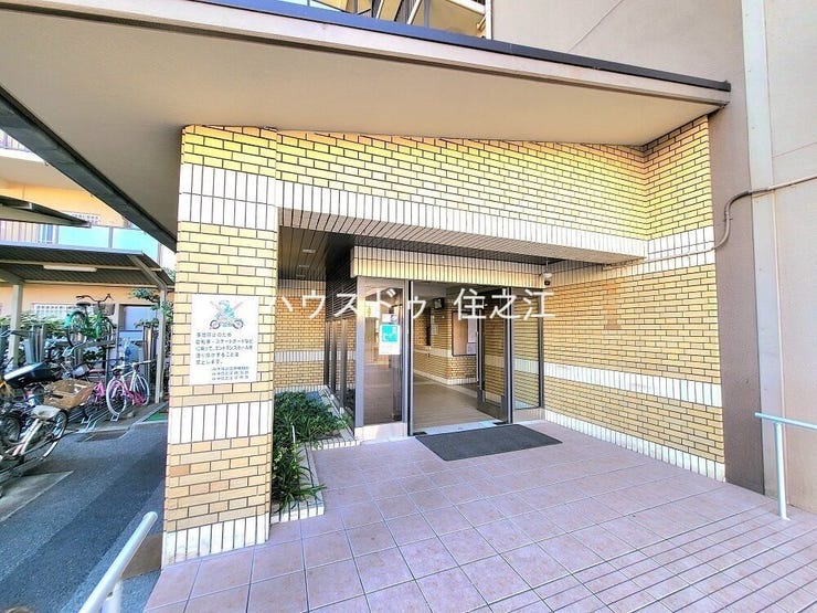 ★こちらのエントランス以外にもマンションの出入口は複数ございますので便利ですね♪