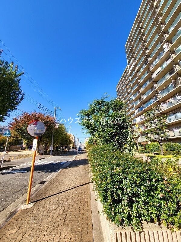 ★建物と前面道路の間には歩道がございますのでお子様も安心通学♪