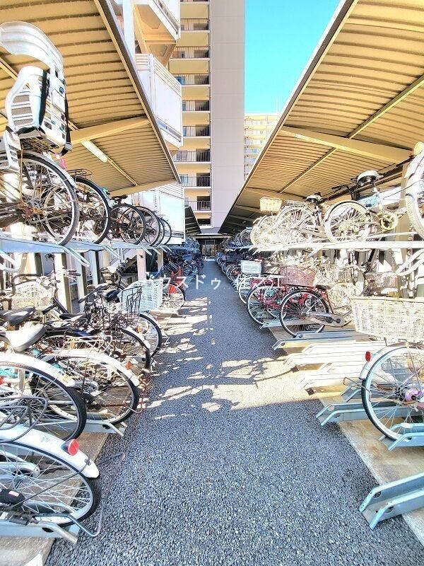 ★屋根付きの駐輪場ですので雨の日も安心。サドルが濡れる事も無いですね!