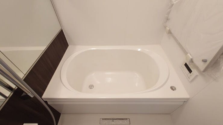 一日の疲れを癒すバスルームは、心地よいリラックスを叶える清潔感溢れる美しい空間です。上質が感じられるカラーリングで、清潔な空間美を実現しています。