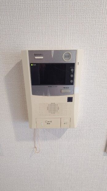 【TVモニター付きインターホン】
こんな時代だからこそ、安心の設備ですね!
お顔を確認してから、来訪者のご対応ができます。