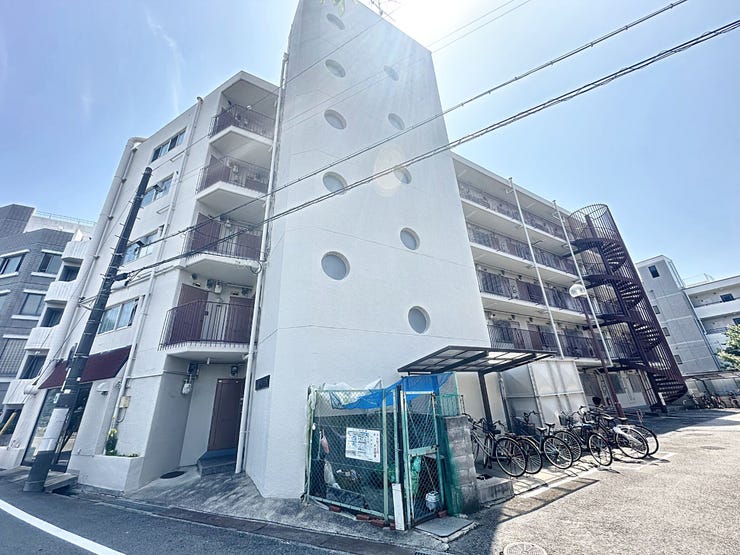 【外観】
落ち着いた街並みに溶け込む、洗練された外観デザイン。