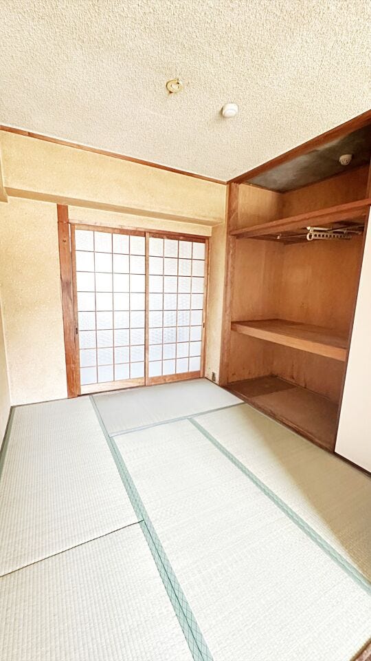 落ち着きのある雰囲気と畳の心地よさが特徴の寛ぎの空間です。