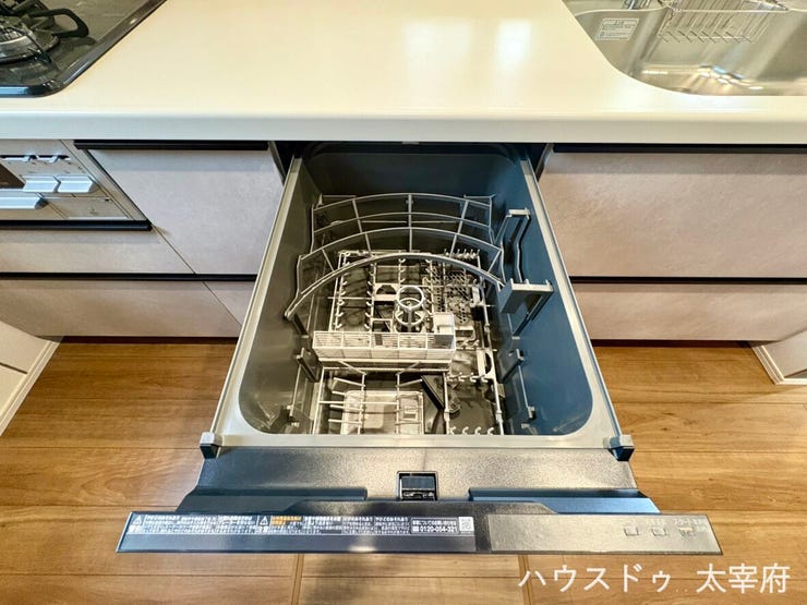 食器洗いをサポートしてくれる食器洗い乾燥機付きキッチン。家事の時短につながるだけでなく、手洗いよりも衛生的で節水効果も期待できます。ご家族との時間や自分の時間を大切にできる嬉しい設備です。