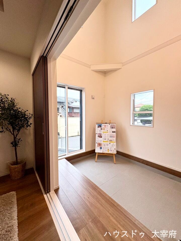 リビングから見た、マルチエントランスデです。吹き抜けからたっぷりと光が差し込む明るい空間です。天井高のある設計で圧迫感がなく、開放的な暮らしを楽しめます。実際の帖数以上に広く感じられます。