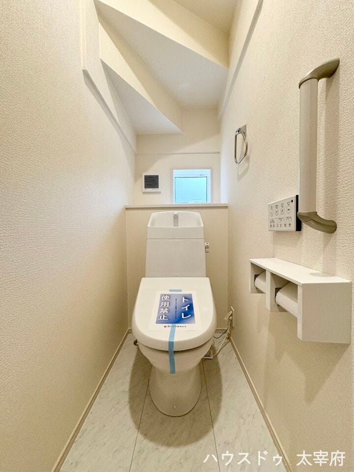 トイレは窓付きなので換気がしやすいですね。大人も子どもも快適な自動温洗浄便座機能付きで、衛生的かつ、ペーパー節約にもなります。