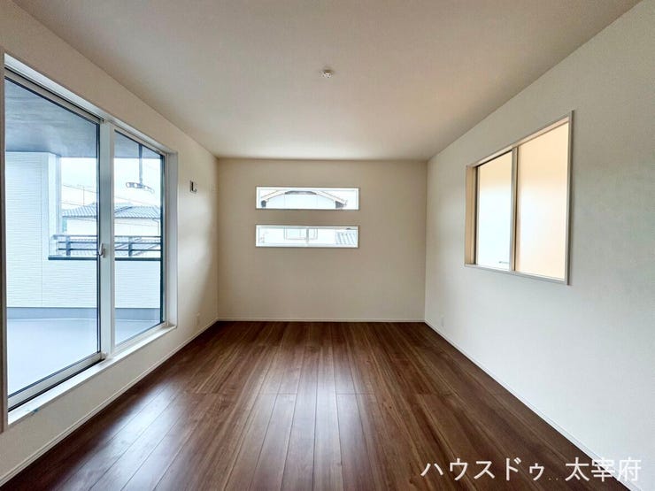 バルコニーに直結にた洋室は、洗濯物の取り組みや布団干しがスムーズです。さらにウォークインクローゼット付きで収納力が高く、室内をすっきり保ちながら広々としたレイアウトを楽しめます。