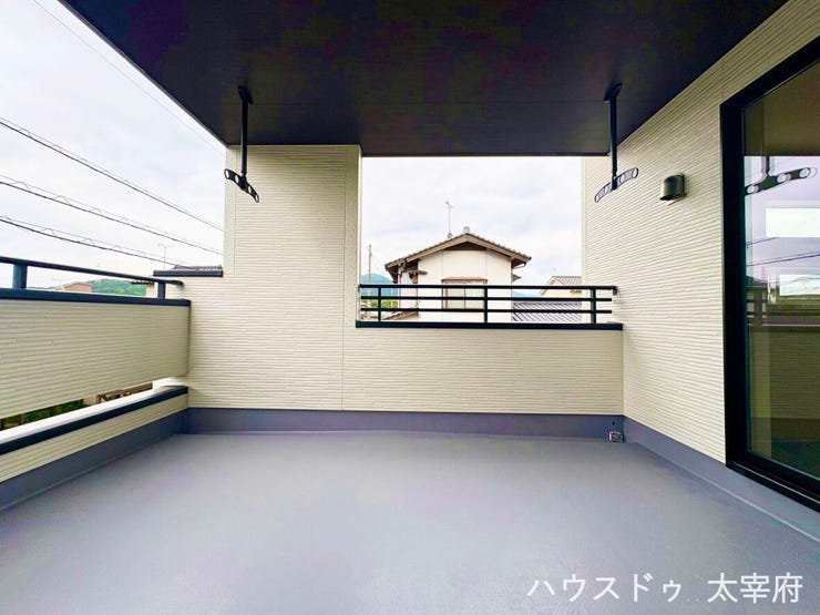 洗濯物や布団をゆったり干せる、ゆとりある広さのバルコニー。ガーデニングやくつろぎのスペースとしても活用でき、暮らしの幅が広がります。
